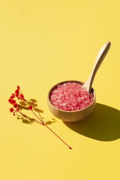 Tigela Madeira Com Uma Colher Cheia Sal Marinho Banho Rosa — Fotografia de Stock