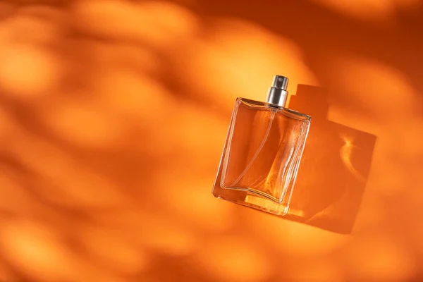 Διαφανές Μπουκάλι Άρωμα Πορτοκαλί Φόντο Παρουσίαση Αρώματος Φως Της Ημέρας — Φωτογραφία Αρχείου