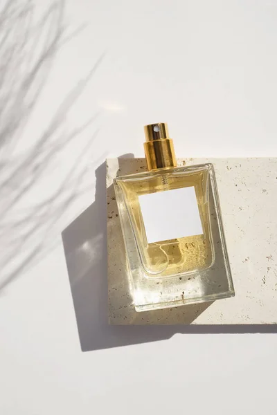 Frasco Transparente Perfume Con Etiqueta Blanca Placa Piedra Sobre Fondo — Foto de Stock