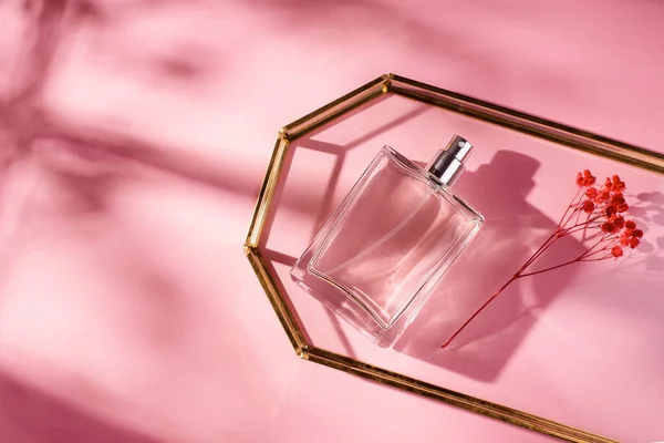 Transparente Flasche Parfüm Glasschale Auf Rosa Hintergrund Duftpräsentation Bei Tageslicht — Stockfoto