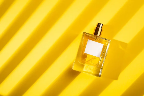 Frasco Transparente Perfume Con Etiqueta Sobre Fondo Amarillo Presentación Fragancias —  Fotos de Stock