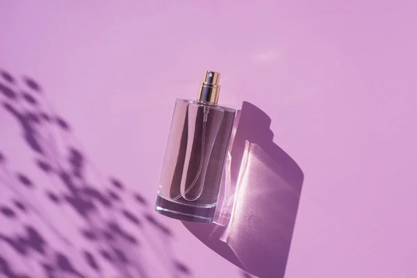 Transparente Flasche Parfüm Auf Fliederfarbenem Hintergrund Duftpräsentation Mit Tageslicht Trendendes — Stockfoto