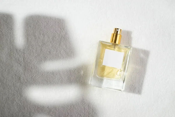 Frasco Transparente Perfume Con Etiqueta Sobre Fondo Blanco Presentación Fragancias —  Fotos de Stock