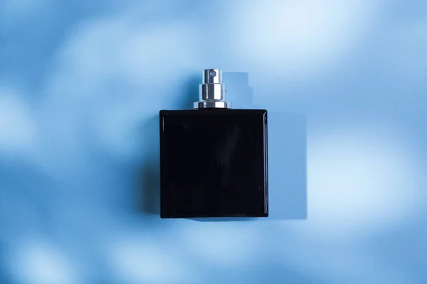 Garrafa Preta Perfume Sobre Fundo Azul Apresentação Fragrância Com Luz — Fotografia de Stock