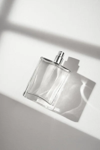 Transparente Flasche Parfüm Auf Weißem Hintergrund Duftpräsentation Mit Tageslicht Trendendes — Stockfoto