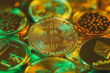Diğer paraların arka planına karşılık Bitcoin para. Çevrimiçi bankacılık için elektronik sanal şifreli para birimi. İş para birimi teknolojisi kavramı.