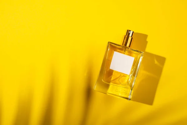 Transparante Fles Parfum Met Etiket Gele Achtergrond Parfumpresentatie Met Daglicht — Stockfoto