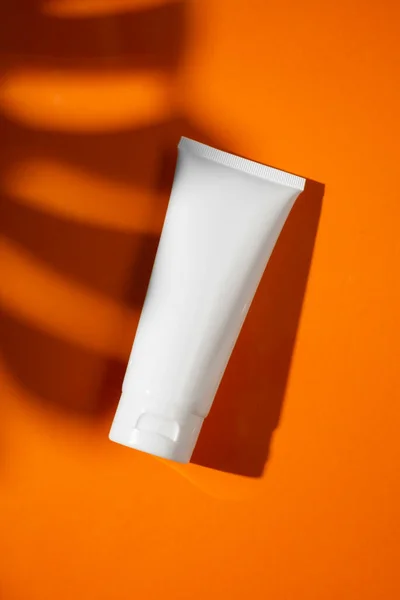 Garrafa Branca Plástico Para Creme Loção Fundo Laranja Cosmético Skincare — Fotografia de Stock