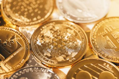 Diğer madeni paraların arka planına karşı Cardano altın sikkesi. Çevrimiçi bankacılık için elektronik sanal şifreli para birimi. İş para birimi teknolojisi kavramı.