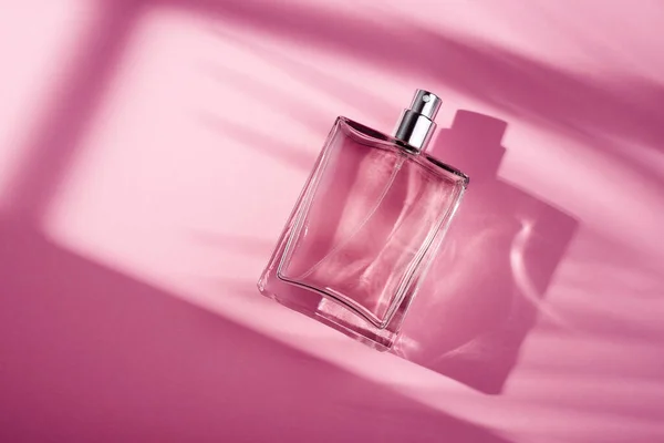 Transparente Flasche Parfüm Auf Rosa Hintergrund Duftpräsentation Mit Tageslicht Trendendes — Stockfoto