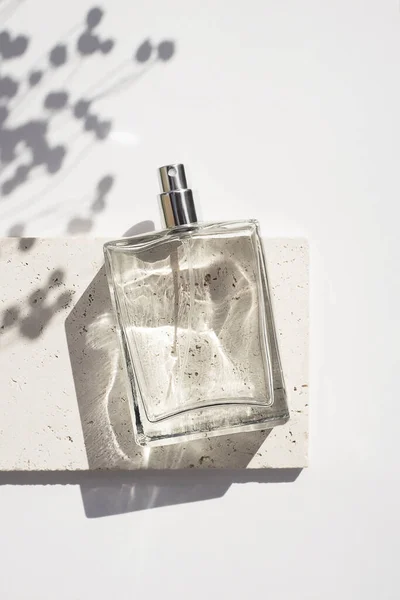 Flacon Transparent Parfum Sur Plaque Pierre Sur Fond Blanc Présentation — Photo