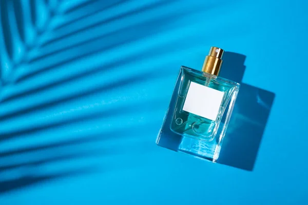 Transparente Flasche Parfüm Mit Etikett Auf Blauem Hintergrund Duftpräsentation Mit — Stockfoto
