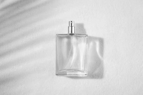 Frasco Transparente Perfume Sobre Fondo Blanco Presentación Fragancias Con Luz — Foto de Stock