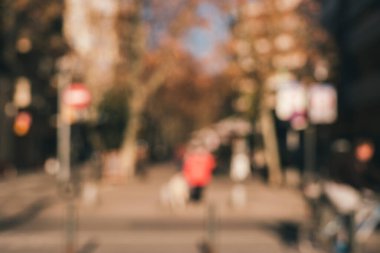 Şehir manzarasının doğal bokeh 'i, odak arkaplanı bulanık. Mesaj veya reklam için soyut ve güzel bir arkaplan. Odaklanmamış kafeler, binalar ve insanlar