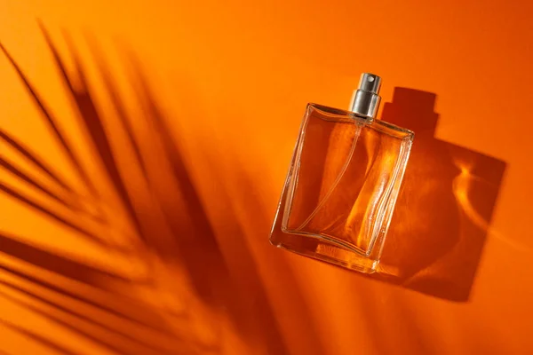 Прозрачная Бутылка Духов Оранжевом Фоне Аромат Презентации Дневным Светом Тенденция — стоковое фото