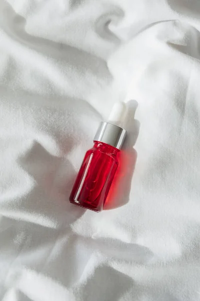 Rode Glazen Flessen Met Druppelpipet Met Serum Etherische Olie Een — Stockfoto