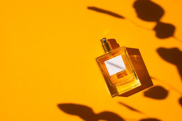 Przezroczysta Butelka Perfum Pomarańczowym Tle Prezentacja Zapachu Przy Świetle Dziennym — Zdjęcie stockowe
