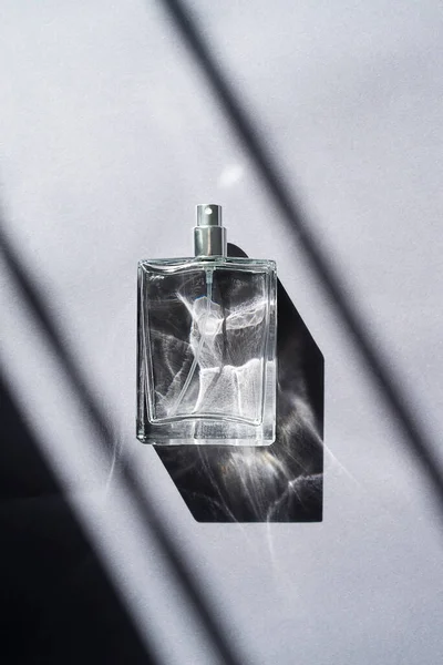 Frasco Transparente Perfume Con Spray Sobre Fondo Gris Hermosa Luz — Foto de Stock