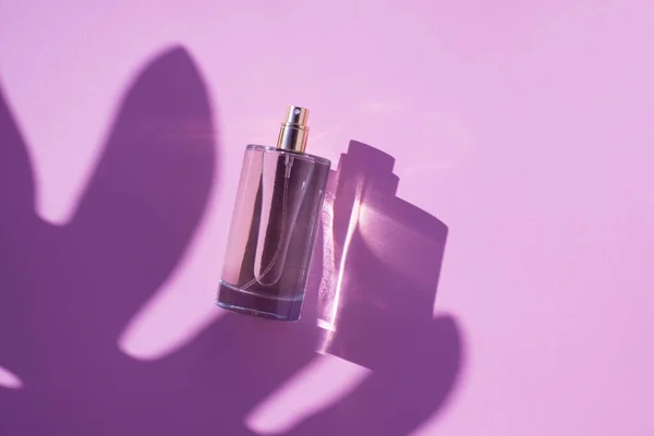 Frasco Transparente Perfume Sobre Fundo Lilás Apresentação Fragrância Com Luz — Fotografia de Stock