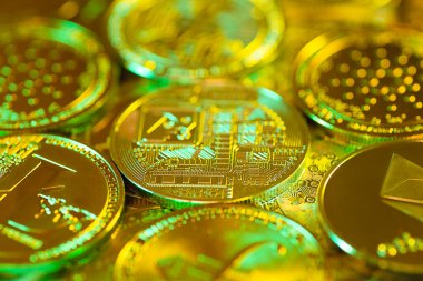 Diğer paraların arka planına karşılık Bitcoin para. Çevrimiçi bankacılık için elektronik sanal şifreli para birimi. İş para birimi teknolojisi kavramı.