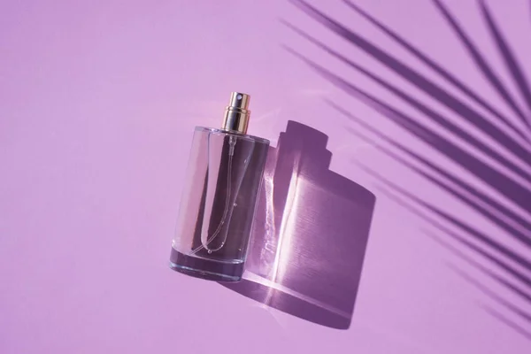 Transparent Bottle Perfume Lilac Background Fragrance Presentation Daylight Trending Concept — Stock Photo, Image