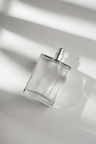Διαφανές Μπουκάλι Άρωμα Λευκό Φόντο Παρουσίαση Αρώματος Φως Της Ημέρας — Φωτογραφία Αρχείου