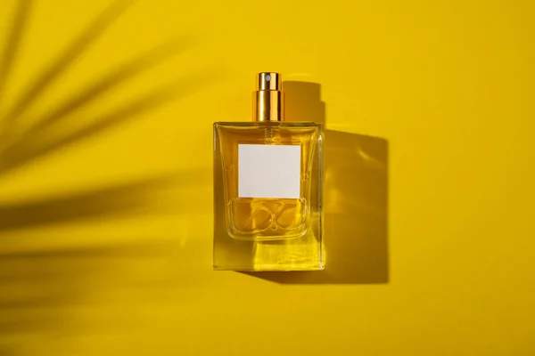 Flacon Transparent Parfum Avec Étiquette Sur Fond Jaune Présentation Des — Photo