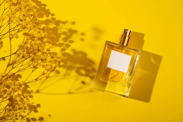 Flacon Transparent Parfum Avec Étiquette Sur Fond Jaune Présentation Des — Photo