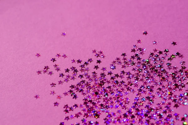 紫罗兰花的形状是在紫色背景上孤立的星星 节日的背景 平铺风格与简约的设计 横幅或宴会邀请函模板 — 图库照片