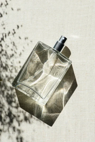 Frasco Transparente Perfume Sobre Fondo Tela Gris Claro Presentación Fragancias — Foto de Stock