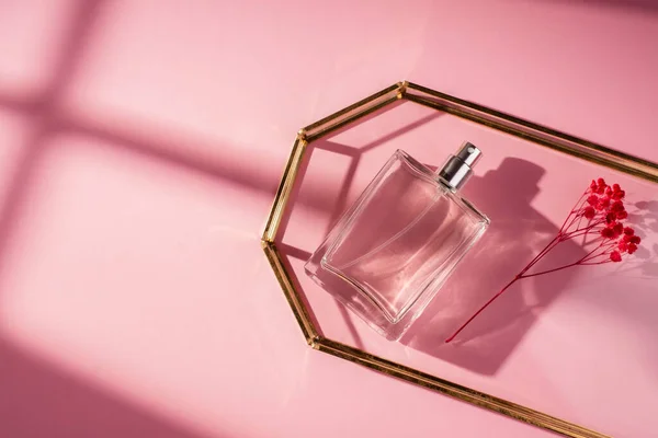 Transparent Bottle Perfume Glass Tray Pink Background Fragrance Presentation Daylight — Stock Photo, Image