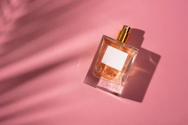 Frasco Transparente Perfume Sobre Fondo Rosa Presentación Fragancias Con Luz —  Fotos de Stock