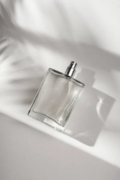 Frasco Transparente Perfume Sobre Fundo Branco Apresentação Fragrância Com Luz — Fotografia de Stock