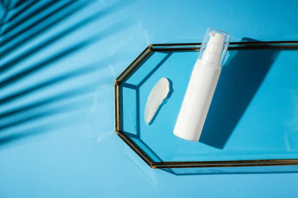 Tubo Branco Plástico Com Bomba Para Loção Aparência Textura Creme — Fotografia de Stock