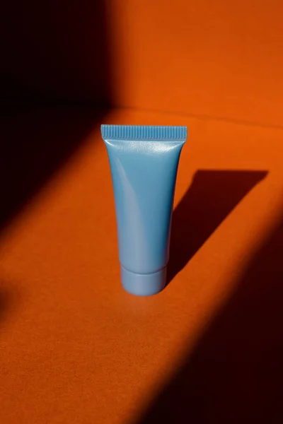Tubo Azul Plástico Para Creme Loção Cuidados Com Pele Cosméticos — Fotografia de Stock