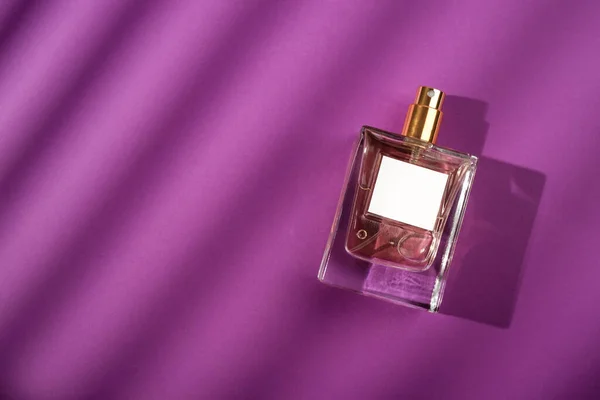 Transparente Flasche Parfüm Auf Violettem Hintergrund Duftpräsentation Mit Tageslicht Trendendes — Stockfoto