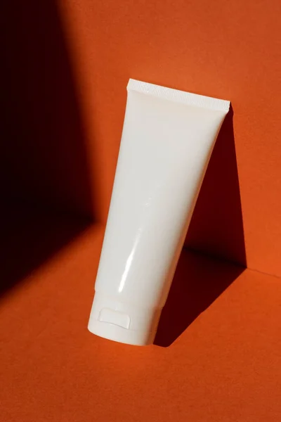 Tubo Branco Plástico Para Creme Loção Cuidados Com Pele Cosméticos — Fotografia de Stock
