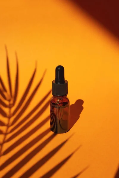 Fles Met Druppelpipet Met Serum Etherische Olie Oranje Achtergrond Met — Stockfoto