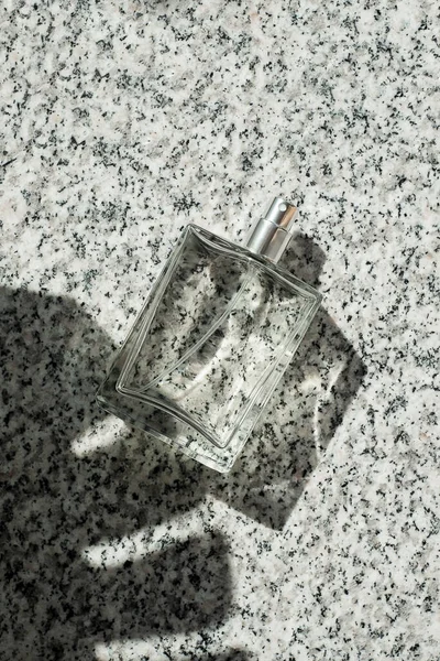 Przezroczysta Butelka Perfum Sprayem Szarej Granitowej Powierzchni Przezroczyste Szkło Bez — Zdjęcie stockowe