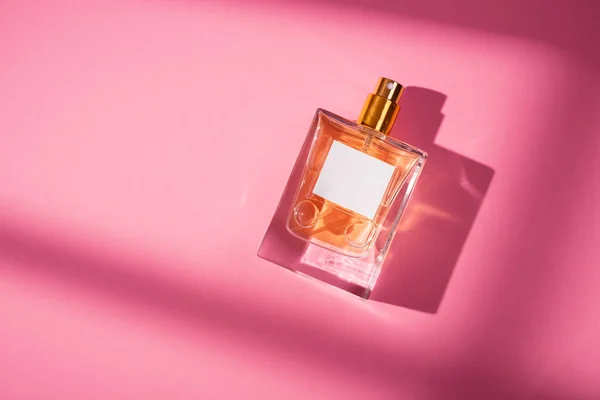 Frasco Transparente Perfume Con Etiqueta Sobre Fondo Rosa Presentación Fragancias — Foto de Stock