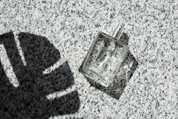 Przezroczysta Butelka Perfum Sprayem Szarej Granitowej Powierzchni Przezroczyste Szkło Bez — Zdjęcie stockowe