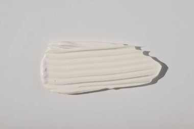 Krem lekesi ya da yüz maskesi. Kremin beyaz arka plandaki dokusunun görünümü. Cilt bakım ürünleri, doğal kozmetik ürünleri. Yüz ve vücut bakımı için güzellik konsepti