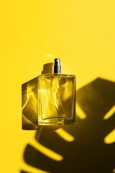 Transparante Fles Parfum Met Etiket Gele Achtergrond Parfumpresentatie Met Daglicht — Stockfoto