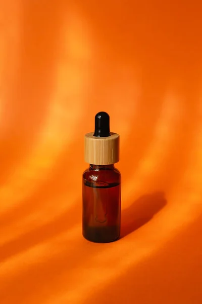 Flaska Med Dropppipett Med Serum Eller Eterisk Olja Orange Bakgrund — Stockfoto