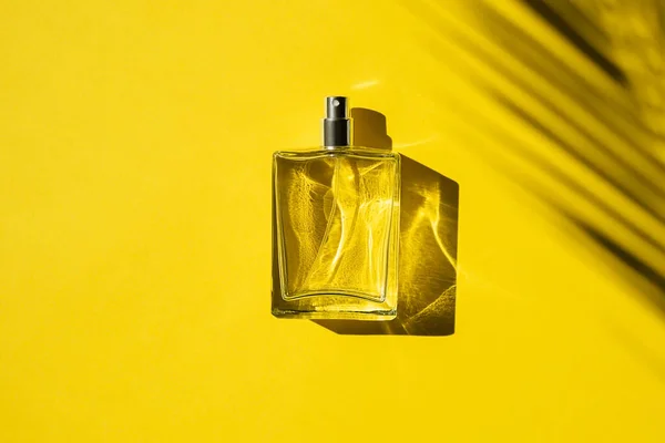 Frasco Transparente Perfume Con Etiqueta Sobre Fondo Amarillo Presentación Fragancias — Foto de Stock