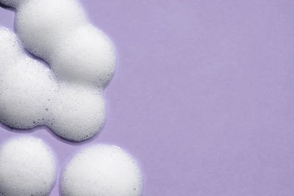 Foam Swatch Lilac Background 거품이 성분의 자연의 그림자 위에서 피부를 — 스톡 사진