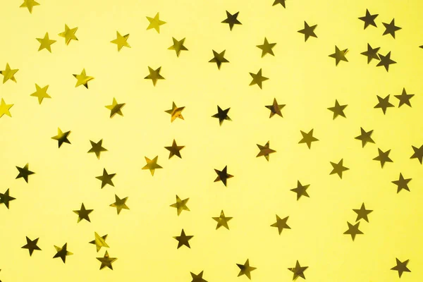 Confete Dourado Forma Estrelas Sobre Fundo Amarelo Fundo Festivo Dia — Fotografia de Stock