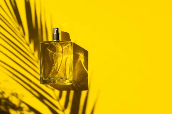 Transparante Fles Parfum Een Gele Achtergrond Parfumpresentatie Met Daglicht Trending — Stockfoto