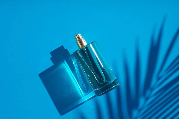 Transparent Bottle Perfume Blue Background Fragrance Presentation Daylight Trending Concept — Stock Photo, Image