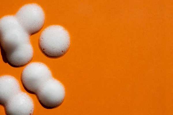 Échantillon Mousse Sur Fond Orange Texture Liquide Savonneuse Avec Bulles — Photo